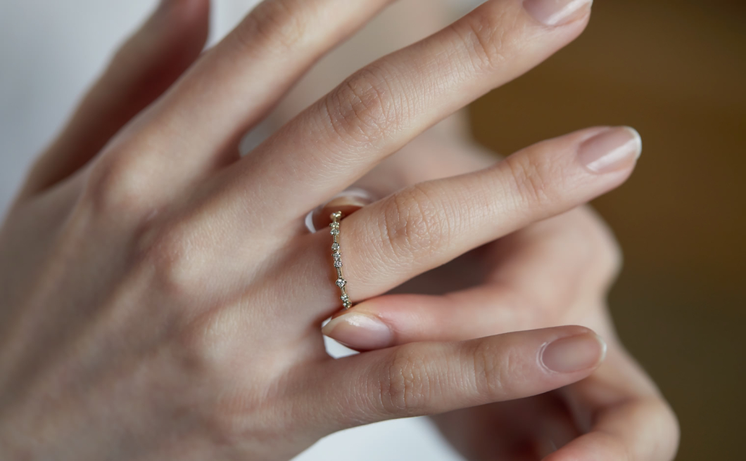 Dotted Ring–Diamond