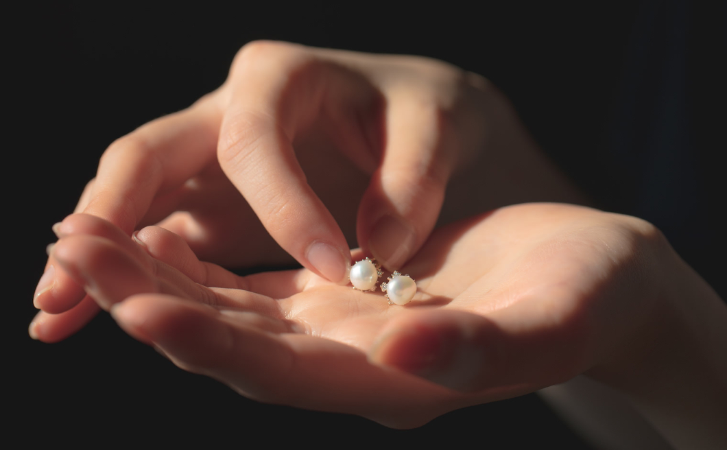 Snowflake Studs–Pearl Snowflake Studs–Pearl